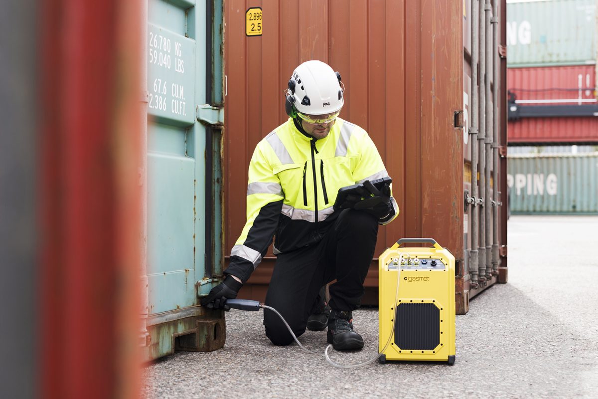 technician using gasmet gt5000 by a shipping container